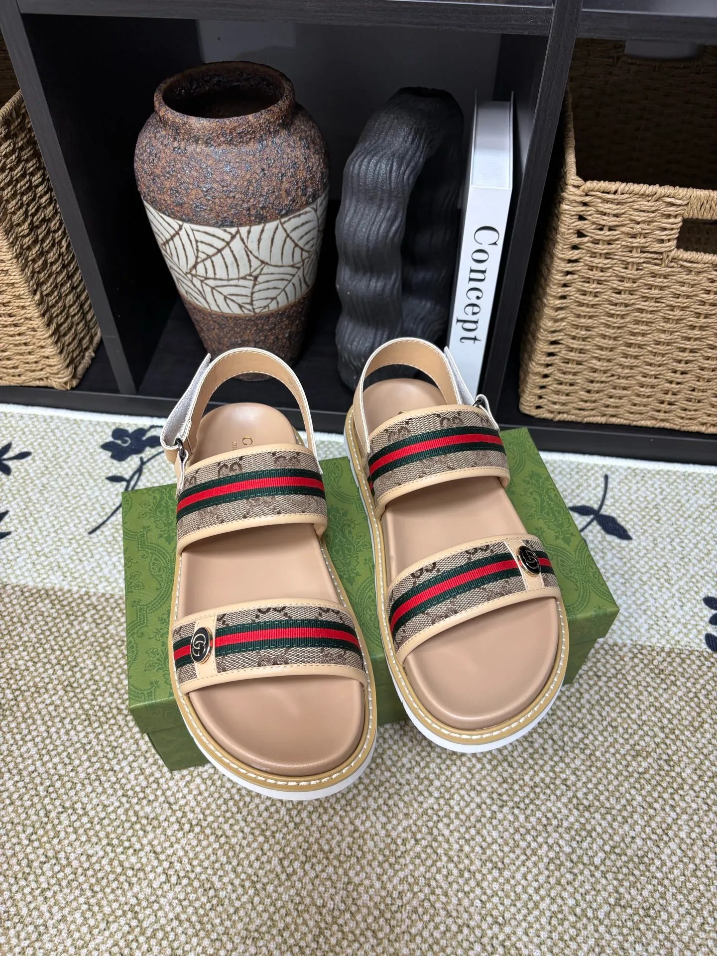 Factory 💰 300 yuan Gucci slippers] high-end men's shoes brand official website 1:1 latest masterpiece: original mold customization, the fabric is made of imported original materials, upgraded outsole, lighter and non-slip. The market's top quality, simple yet tasteful, a must-have for fashionistas, fashionable at your feet, full of confidence, the same style at the counter 👍The season of summer slippers is here. Code: 38-45 (45 customized)